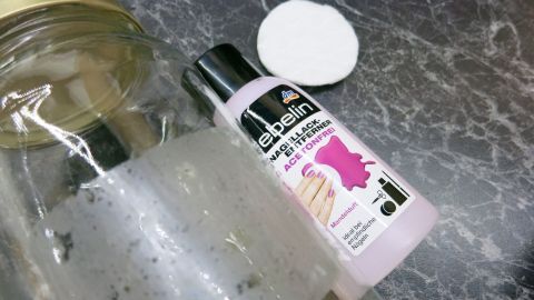 Klebereste an einer Oberfläche die nicht all zu empfindlich ist, lassen sich gut mit Nagellackentferner lösen.