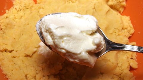 Mit etwas Quark oder Joghurt wird brösliger Mürbeteig wieder schön geschmeidig.