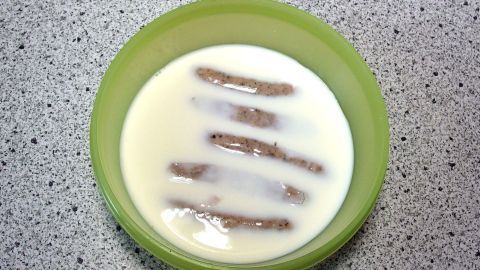 Ca. 10-15 Minuten die rohen Bratwürste in Milch einlegen und die Bratwürste werden beim Braten schön knusprig.