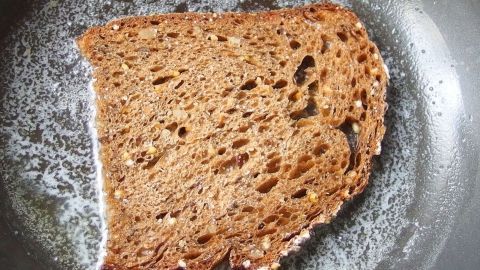 Graubrot in Butter knusprig braun anbraten, mit Salz bestreuen und genießen.