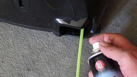 Staubsaugerkabel rollt sich nicht mehr richtig auf? Einfach das Kabel mit Cockpitspray fürs Auto einsprühen und das Kabel flutscht wie von selbst zurück.