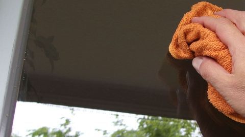 Zum Fenster putzen nehme ich einen kleinen Eimer mit lauwarmem Wasser, einem Tropfen Spülmittel, einen einfachen Abwasch-Lappen und ein trockenes Mikrofasertuch.
