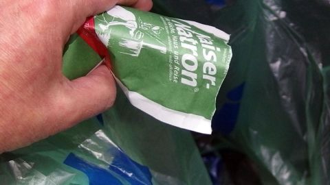 Gibt man Natron auf den Boden des Mülleimers, so bildet sich nicht mehr nicht soviel Gestank.