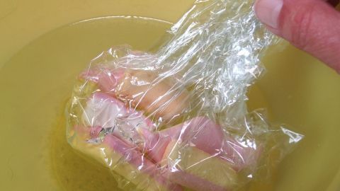 Hartgewordene Zuckerschaumware in einen Frischhaltebeutel stecken und kurz ins warme Wasserbad halten. Nach kurzer Zeit kann das Süße wieder genossen werden.