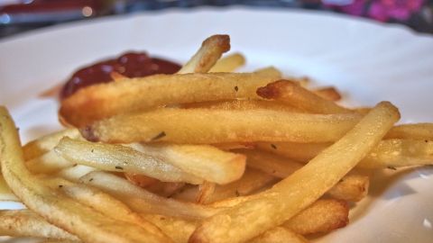 Knusprige Pommes aus dem Backofen: Die Pommes vor dem Backen mit Salzwasser bestreichen oder besprühen.