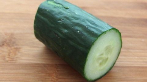 Gegen Sodbrennen hilft es, ein Stück Gurke zu essen.