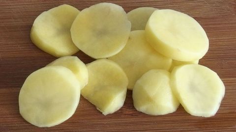 Kartoffeln für Salat schnell kochen: Schneide die geschälten Kartoffeln in dünne Scheiben und dann gare sie ca. 4 Minuten in Salzwasser oder Brühe.