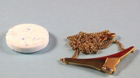 Einfach Gebissreiniger auflösen und den Schmuck für mehrere Stunden darin liegen lassen. Eventuell mit einem Brillenputztuch nachpolieren.