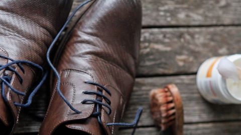 Schuhcreme kann ziemlich teuer sein. Putze deine Schuhe doch stattdessen mit Melkfett! Du wirst über den Effekt erstaunt sein.