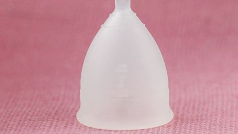 In 10 Jahren braucht eine Frau 3.500 Tampons oder Binden oder eine Menstruationstasse! Die Tasse kostet nur einmalig 13 - 35 Euro und spart somit bares Geld.