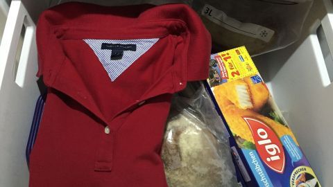 T-Shirt für einen Tag in den Gefrierschrank stecken und am nächsten Tag mit der Handfläche glatt streichen.