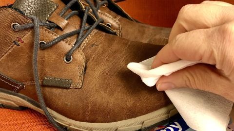 Schneeränder an Schuhen können mit Babyöltüchern entfernt werden. Diese pflegen die Schuhe obendrein.