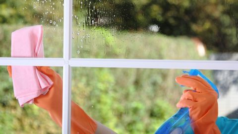 Scheibenreinigung mit Glasreiniger