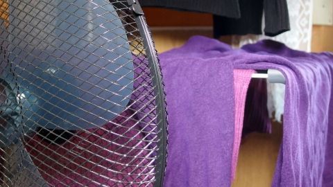 Wäsche im Winter schnell und energiesparend trocknen mithilfe eines Ventilators.