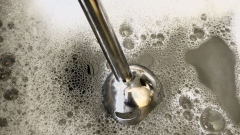Ein Pürierstab wird im Handumdrehen sauber, wenn man ihn in das Spülwasser hält und kurz anmacht.