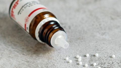Das homöopathische Mittel Sabadilla D 12 hilft bei Kopfläusen - sowohl vorbeugend als auch bei akutem Befall.