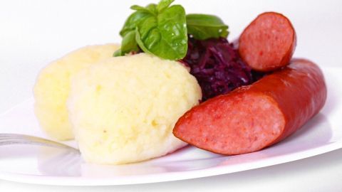 Bratwürste in eine größere Tüte mit "Sicherheitsabstand" legen und einfrieren. Dann kann man alle Würste wieder zusammenschieben und kann dann aber jede einzeln entnehmen.