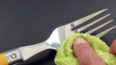 Mit Zitronensäure bekommt man strahlendes und glänzendes Besteck.