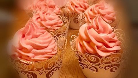 Muffins aus der Form kriegen: Die elegante Lösung besteht aus einem nassen Küchentuch, auf das man die Form ein paar Minuten abstellt.