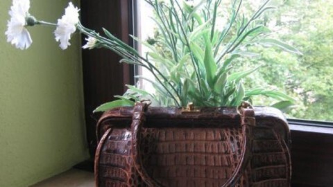 Ungewöhnliche Dekoration: alte Handtasche mit Blumenstrauß