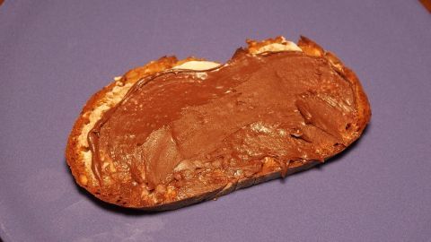 Aus Margarine, Kakaopulver und gemahlenen Haselnüssen kann man einen nutellaähnlichen Brotaufstrich selber machen.