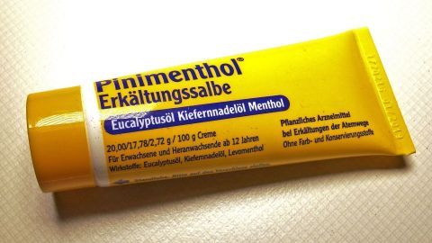 Biotonne madenfrei halten mit Erkältungssalbe.