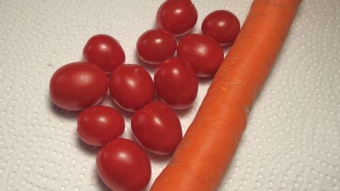 Gemüse im Kühlschrank doppelt so lange haltbar machen mit einem Tuch von der Küchenrolle.