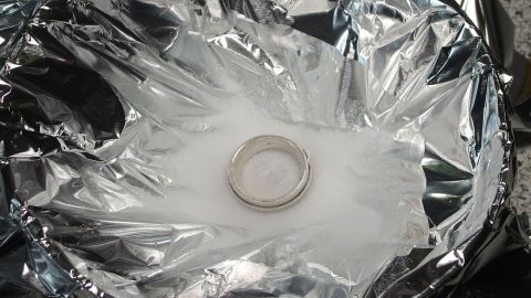 Silberschmuck läuft mit der Zeit an. Natron kann hier helfen und Schmuck wieder zum Glänzen bringen.