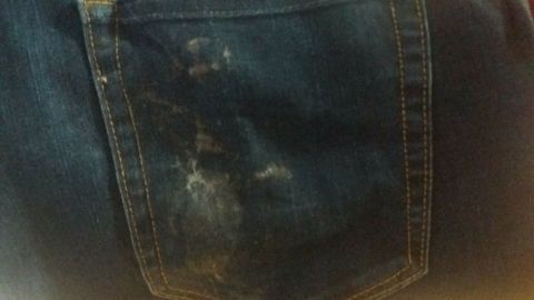 Wenn man Kaugummi auf der Hose kleben hat, einfach das komplette Kleidungsstück in die Gerfriertruhe geben, dann lässt sich der gefrorene Kaugummi ganz einfach entfernen.