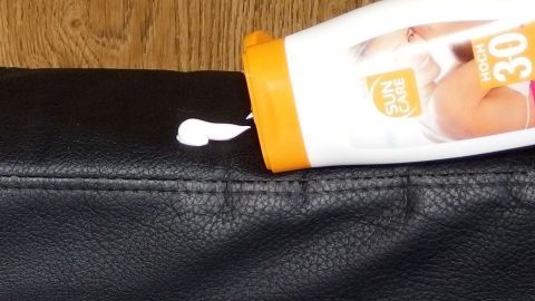 Ledercouch mit Wasser und etwas Duschgel reinigen und mit Sonnencreme pflegen.