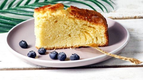 Wenn du im Kuchen Mehl und Zucker sparen möchtest, dann kannst du die Mengen jeweils halbieren und durch ungezuckertes Apfelmus ersetzen. So schmeckt dein Kuchen locker und frisch.