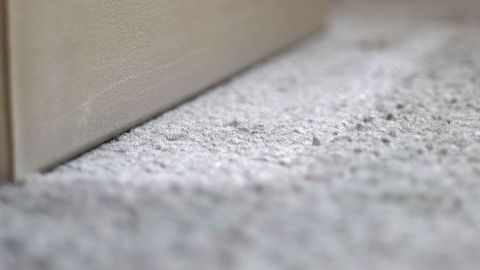 Mit dem Dampfbügeleisen Druckstellen im Teppich entfernen.