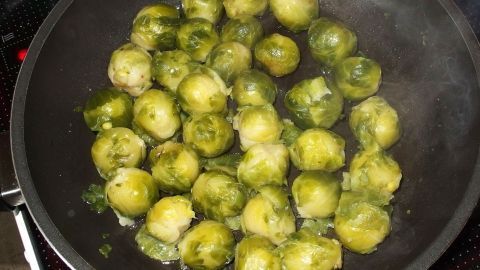 Mal was anderes: Gebratener Rosenkohl. Ist etwas mehr Arbeit, aber so schmeckt der Rosenkohl besonders lecker.