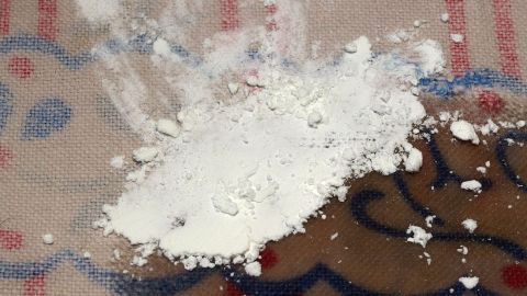 Mit Speisestärke Fettflecken auf Kleidung entfernen.