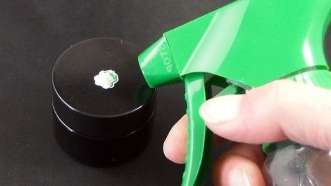 Klebeetiketten mit 1-2 Tropfen Glasreiniger (Sidolin o.ä.) beträufeln, 3-4 Minuten einwirken lassen und mit Glasschaber abziehen.