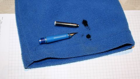 Wenn man Tintenflecken in der Kleidung hat, kann man sie einfach mit einem Tintenkiller entfernen - den Fleck einfach aufsaugen, das Kleidungsstück sofort abwaschen und weg ist er. Den Tintenkiller nicht zu lange einwirken lassen.