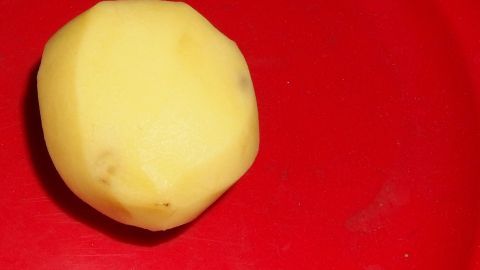 Wenn man sich verbrannt hat (z.B. an der Herdplatte oder am Bügeleisen), sofort eine rohe Kartoffel zerkleinern und eine Weile auf die Brandwunde legen. Dies verhindert, dass man eine Brandblase kriegt und heilt viel schneller.