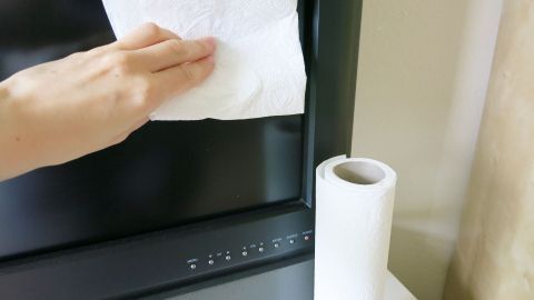 Fernsehbildschirm mit Backofenspray und normalem Papier einer Küchenrolle ganz schnell supersauber bekommen.