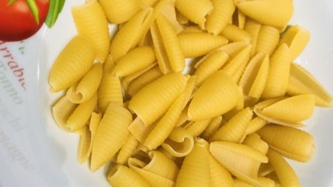 Teigwaren mit wenig Wasser kochen und besseren Geschmack erhalten: Diese Kochvariante funktioniert gut bei Nudelauflauf- oder Pfannen.