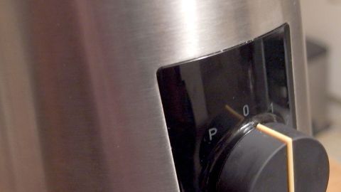 Dunstabzugshauben (aus gekämmten Edelstahl) nach dem Reinigen einfach dünn mit Babyöl einreiben, wird streifenfrei.