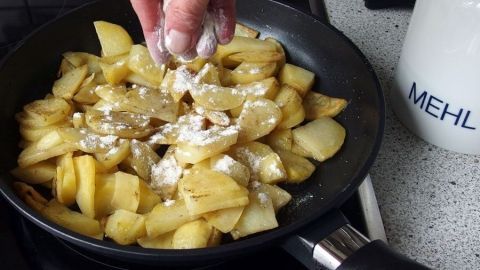 Um krosse Bratkartoffeln zu bekommen, die Kartoffeln immer wieder mit etwas Mehl bestäuben.