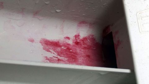 Textilfarbe an der Waschmaschine mit Nagelentferner entfernen.