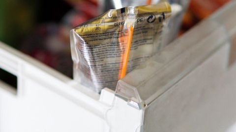 Capri-Sonne oder ähnliche Getränke-Tüten als kleine handliche Kühlakkus, die man zum Kühlen unterwegs verwenden und später als gut gekühltes Getränk genießen kann.