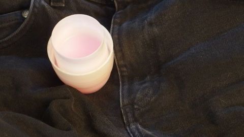 Bei dunkler Wäsche immer Flüssigwaschmittel verwenden, die Wäsche bleicht dann nicht so schnell aus.