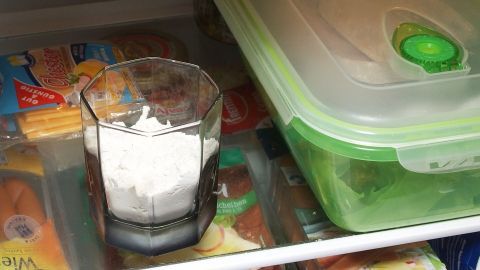 Mehl gegen Gerüche im Kühlschrank: Um langfristig keinen lästigen Gestank im Kühlschrank zu haben, ist es wichtig das Mehl ca. alle 4 Wochen gegen frisches aus zu tauschen.