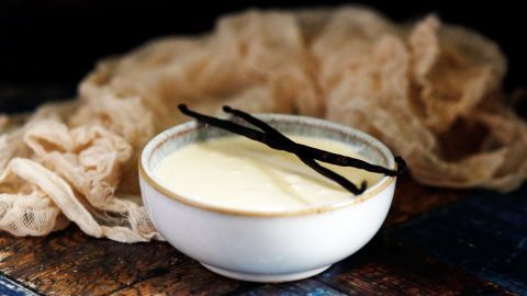 Diese Vanillesoße zu Apfelstrudel oder zu roter Grütze stelle ich ganz schnell her, indem ich etwa 400 g Vanilleeis antauen lasse und mit 100 bis 200 ml Milch verrühre.