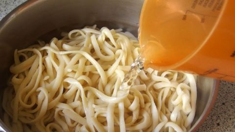 Verklebte Spaghetti mit kochendem Wasser wieder locker bekommen.