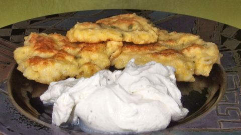 Kein Problem, wenn du einmal zu viel Reis gekocht hat. Er kann wunderbar verwertet werden. Mach einfach diese Reis Pfannkuchen daraus.