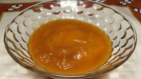 Apfelmus oder Apfelkompott mit Ingwer und Zitronensaft. Das Ergebnis: fruchtig-leicht scharf, sehr lecker!