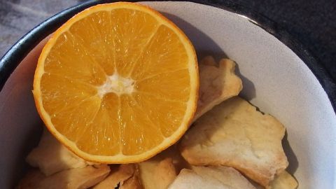 Harte Plätzchen werden wieder weich mithilfe einer halbierten Orange.